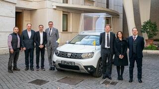 Un Dacia Duster modificado, el nuevo papamóvil