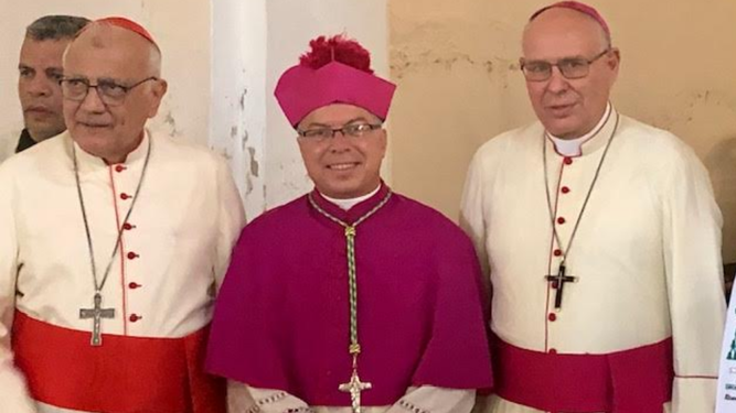Porras, monseñor Barreto, su nuevo obispo auxiliar, y monseñor Biord