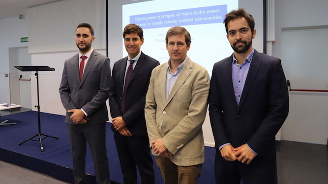 A la izquierda, Alejandro Tapia Córdoba, el doctorando de la Universidad Loyola que ha desarrollado la estrategia