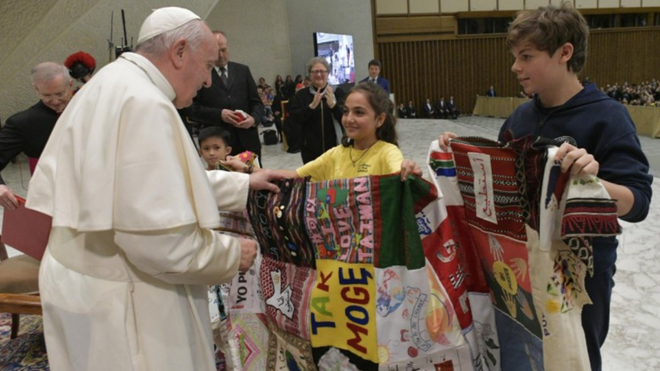 Regalo de los chavales de 'Yo puedo' al Papa