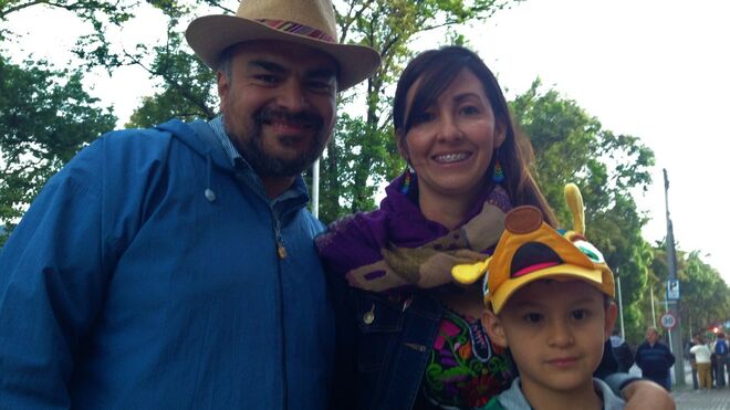 Jhon Martínez y Stella Colmenares con su hijo Juan, de la Iglesia Diálogos y Fe