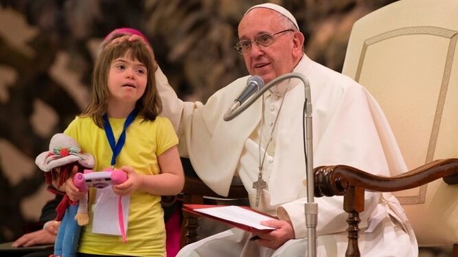 Francisco, con una niña con síndrome de Down