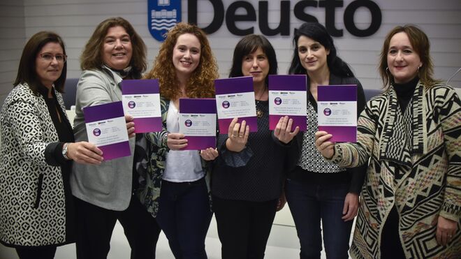 La directora de Emakunde Izaskun Landaide, junto a las autoras del informe: María Silvestre, Estibaliz Linares, Usue Beloki, Raquel Royo e Iratxe Aristegui