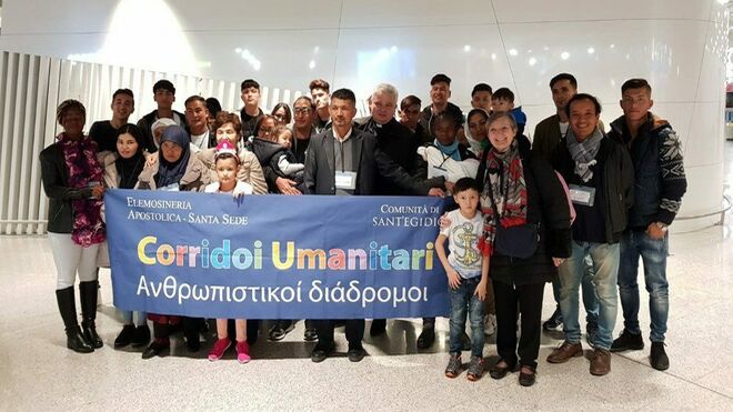 Los 33 refugiados, con Krajewski en Fiumicino