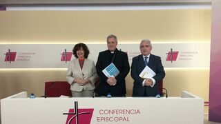 Mario Iceta, junto al médico Jacinto Bátiz, y a la enfermera Encarnación Isabel Pérez