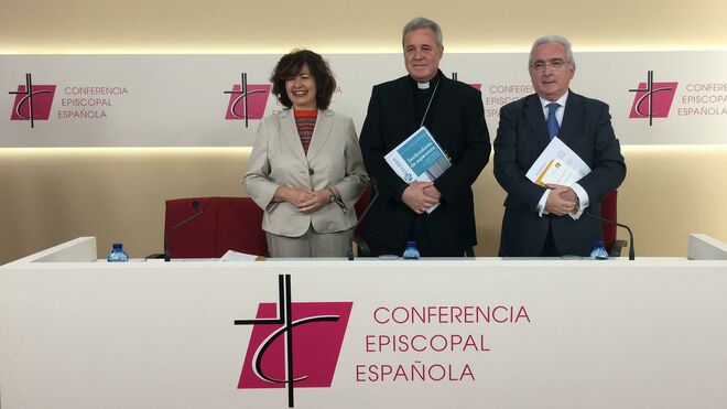 Mario Iceta, junto al médico Jacinto Bátiz, y a la enfermera Encarnación Isabel Pérez