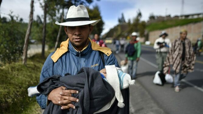 Un migrante venezolano con su hijo en camino