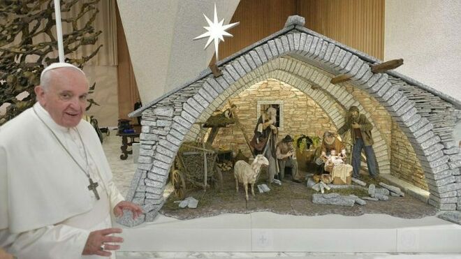 El Papa, junto al pesebre