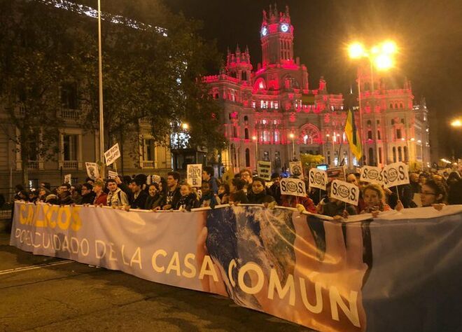 Católicos manifestándose en Madrid por la casa común