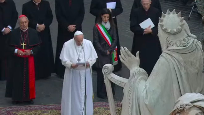 Francisco ora ante la Inmaculada: "No es lo mismo ser pecadores que ser corruptos"