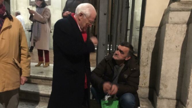 El padre Ángel, con un sin techo en la iglesia romana
