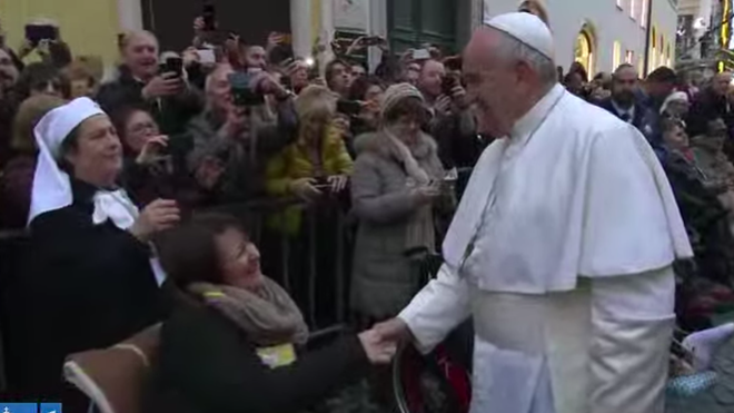 Francisco saluda a los enfermos al terminar la oración ante la Inmaculada