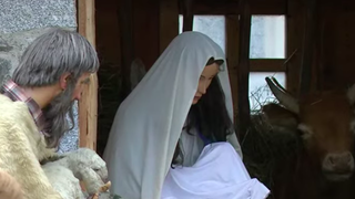 María, en el pesebre de la plaza de San Pedro