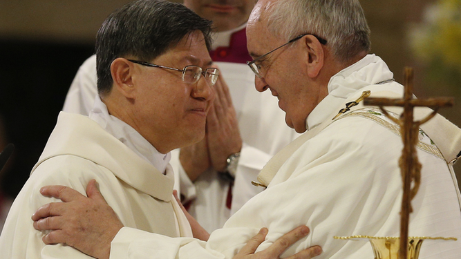 El Papa abraza a Tagle