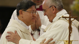 El Papa abraza a Tagle