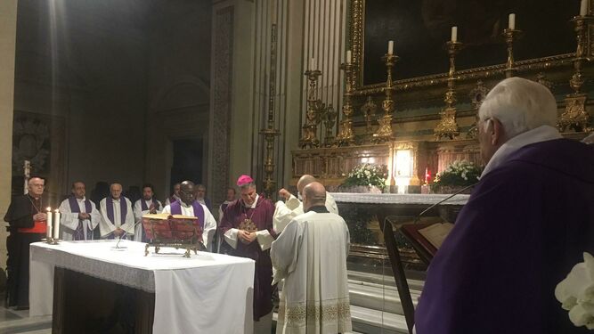 El auxiliar de Roma bendice el templo del padre Ángel