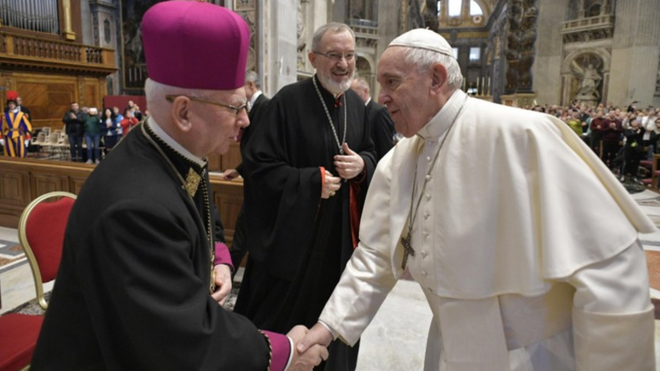 El Papa saluda a un dirigente de la Eparquía ucraniana