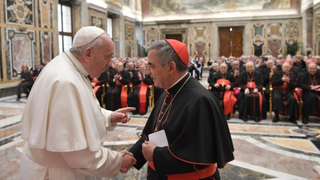 El Papa saluda al cardenal Becciu