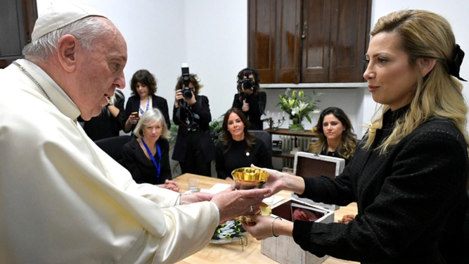 Fabiola le ragala un cáliz al Papa