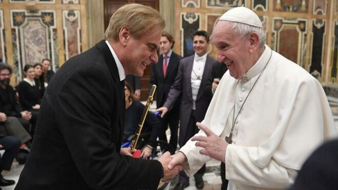 Francisco saluda a uno de los artistas del Concierto de Navidad