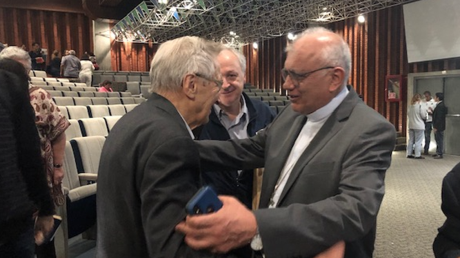 El cardenal Porras saluda a Peter Hünermann