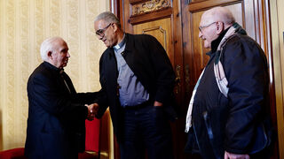Monseñor Bravo, recibido por el cardenal Antonio Cañizares, en el Palacio Arzobispal, junto al misionero valenciano en Venezuela Vicente Amargós
