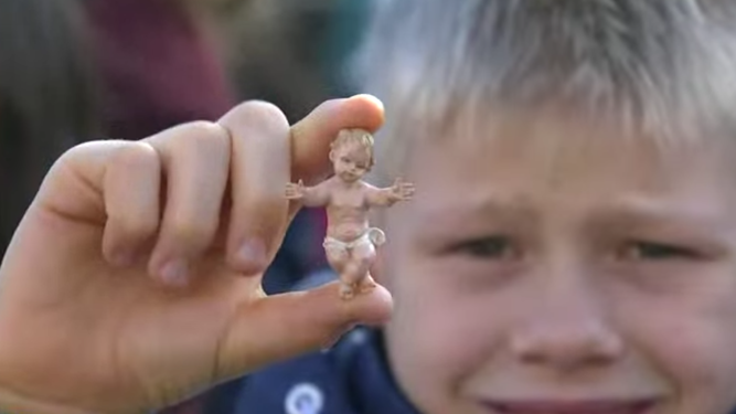 Los pequeños niños Jesús en la Plaza de San Pedro