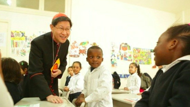 Tagle, en un colegio de Filipinas