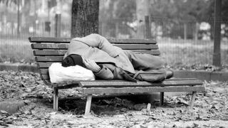 Demos la espalda a la indiferencia