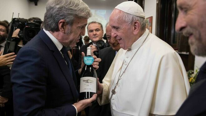José Moro presenta una botella de Cepa21 al Papa Francisco