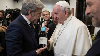 José Moro presenta una botella de Cepa21 al Papa Francisco