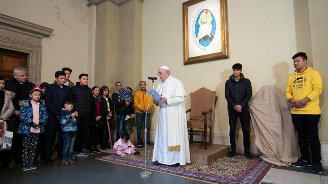 Francisco, con los refugiados acogidos en el Belvedere