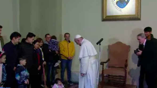 El Papa saluda a los refugiados