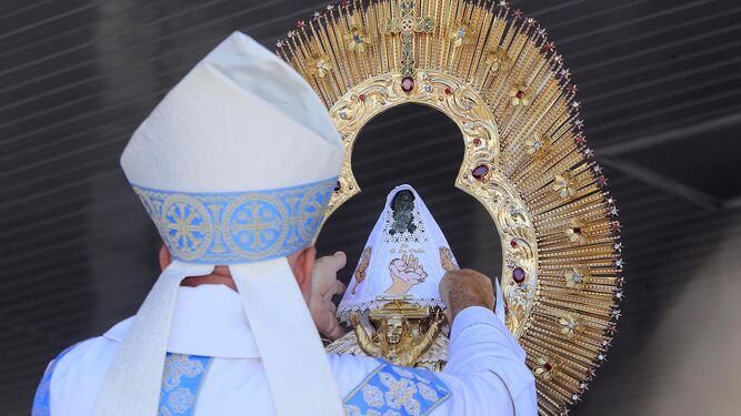 Virgen de los ángeles y su vestido "provida"