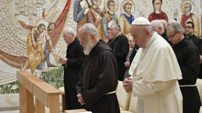 El padre Cantalamessa y Francisco en la Capilla "Redemptoris Mater"