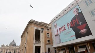 'Los dos Papas', el Vaticano... y el inmenso cartel en Vía della Conciliazione