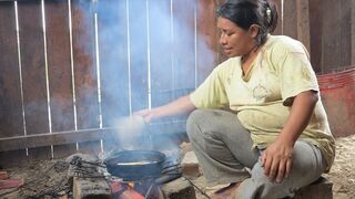 Lemaire Ayachi cocinando en la candela (Río Mishahua-Ucayali)