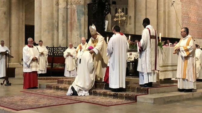 Planellas recibe el palio arzobispal de manos del Nuncio