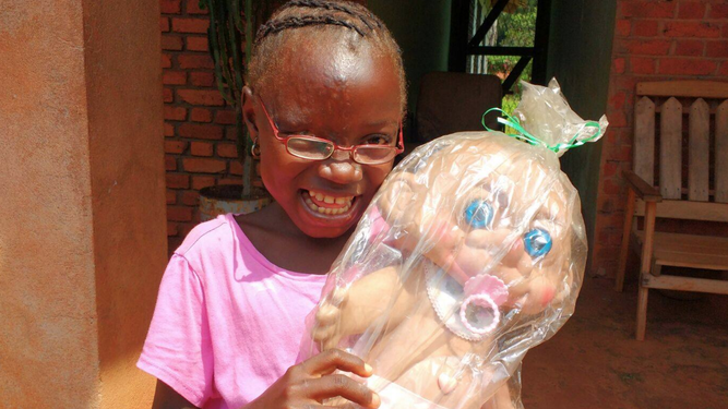 Niña africana con su muñeca