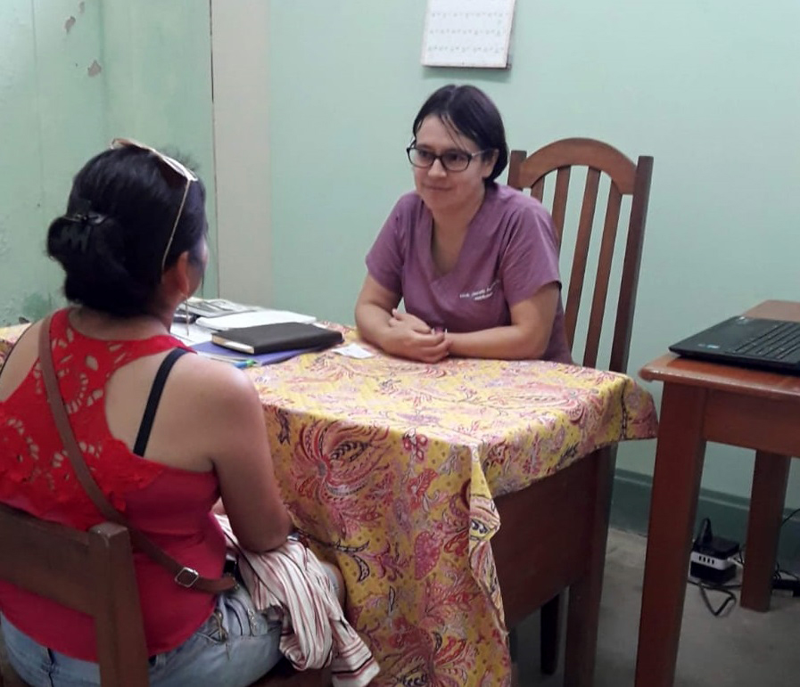 Jeaneth en su consulta del colegio