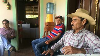 Roberto y su familia, en su casa de El Platanar