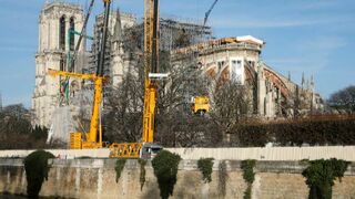 Grúas en Notre Dame
