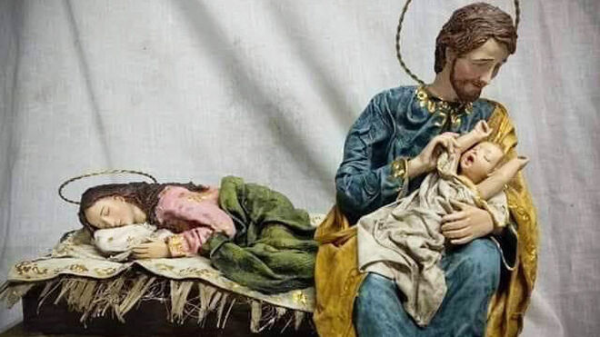 San José acuna al niño Jesús, mientras María descansa