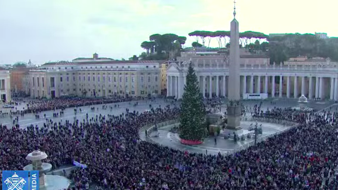 Una multitud acompañó al Papa en el Angelus