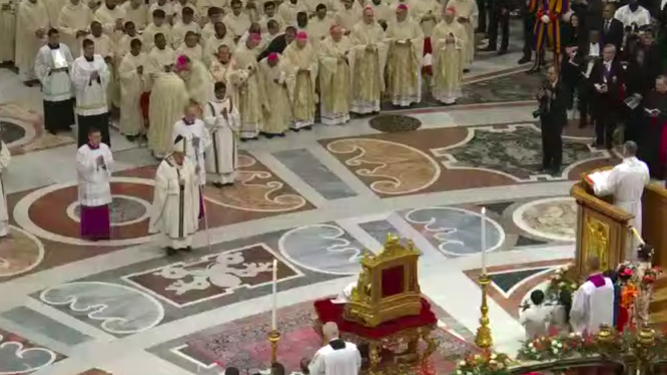 Francisco, durante su oración ante el niño Jesús