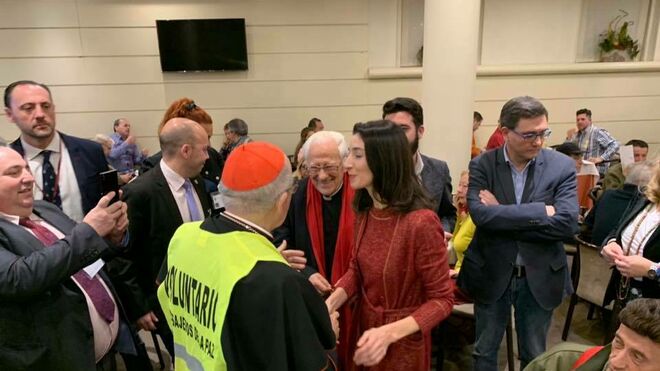 Osoro, el padre Ángel y la presidenta del Senado 'Reyes Magos' de los sintecho en Nochebuena