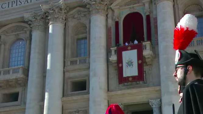 El Papa, desde el balcón