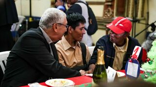 Monseñor Carlos Castillo durante el almuerzo que organiza la comunidad SantEgidio cada año