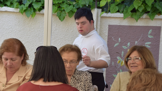 Uno de los camareros de la chilena Cafetería 440