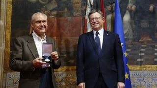 Bargues cuando la Generalitat premió al Casal de la Pau con Ximo Puig, presidente.